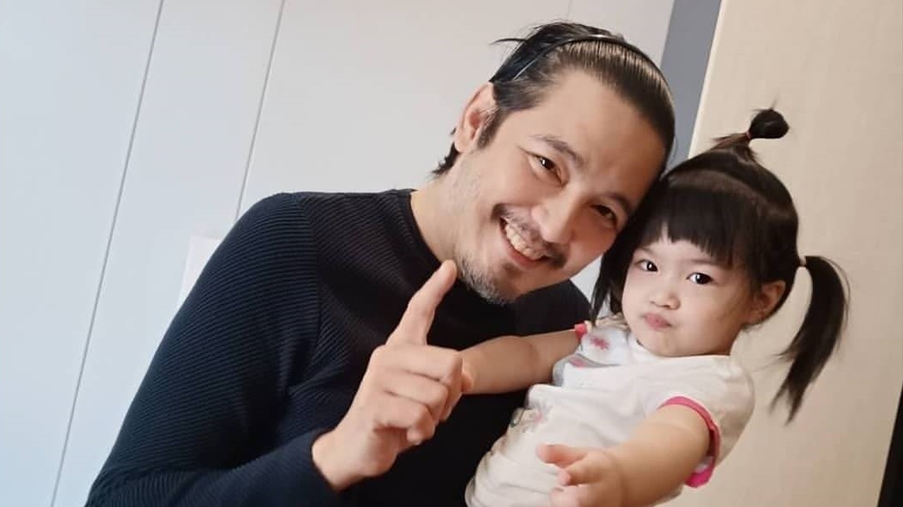 หนุ่ม ศรราม ดีใจลูกสาว น้องวีจิ พูดคำแรก "ปาป๊า" ได้แล้ว (คลิป)