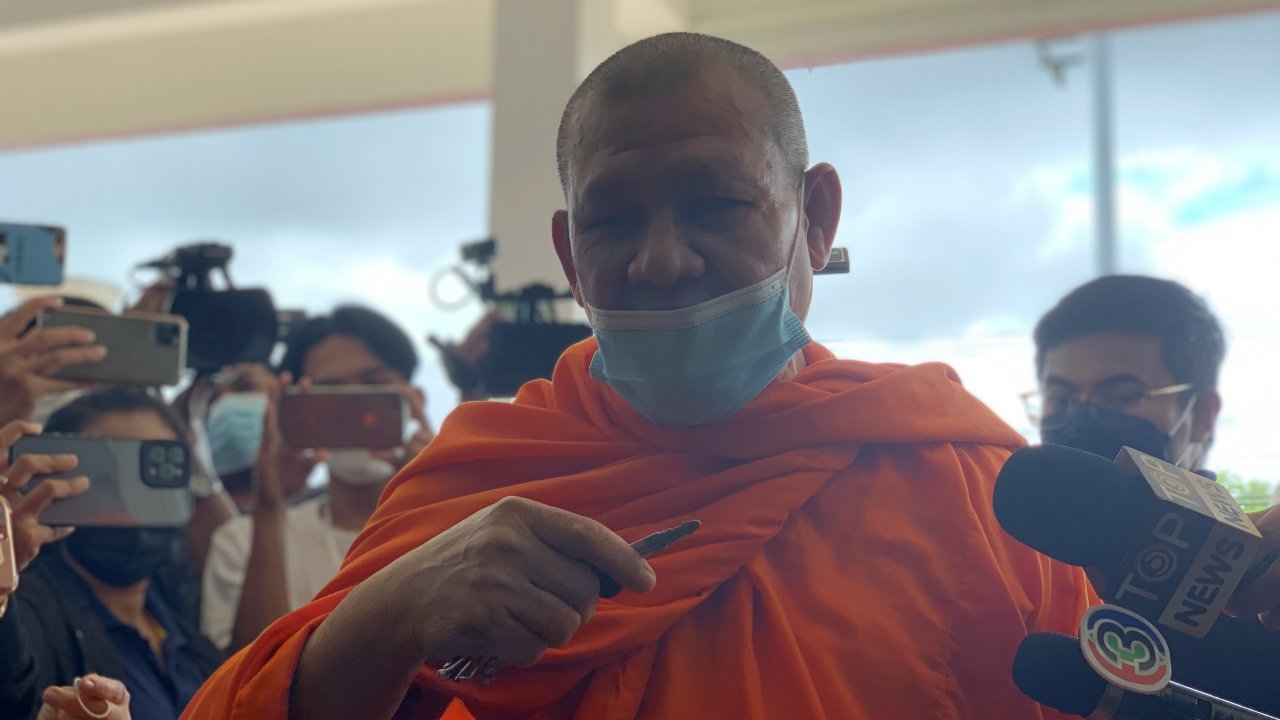 พระอาจารย์ที่นครสวรรค์ มาให้กำลังใจ ผกก.โจ้ ที่ยอมมอบตัวรับผิด อย่าคิดมาก (คลิป)