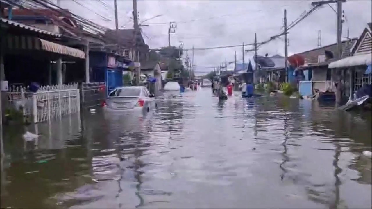 ฝนถล่ม "บางพลี" น้ำท่วมสูง 1 เมตร ปชช.เดือดร้อน กระทบหนัก (คลิป)