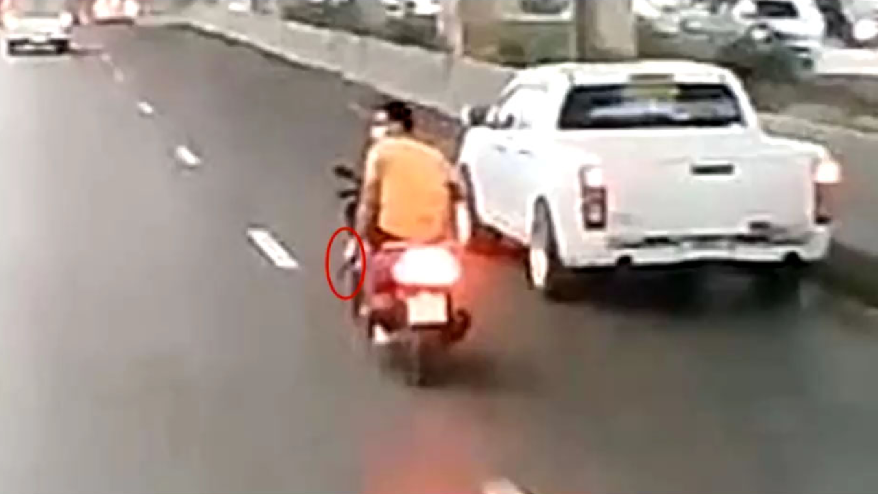 หนุ่มขี่ จยย.หัวร้อน ถูกหกล้อบีบแตรใส่ ชักปืนยิงขู่ขึ้นฟ้า 2 นัด (คลิป)