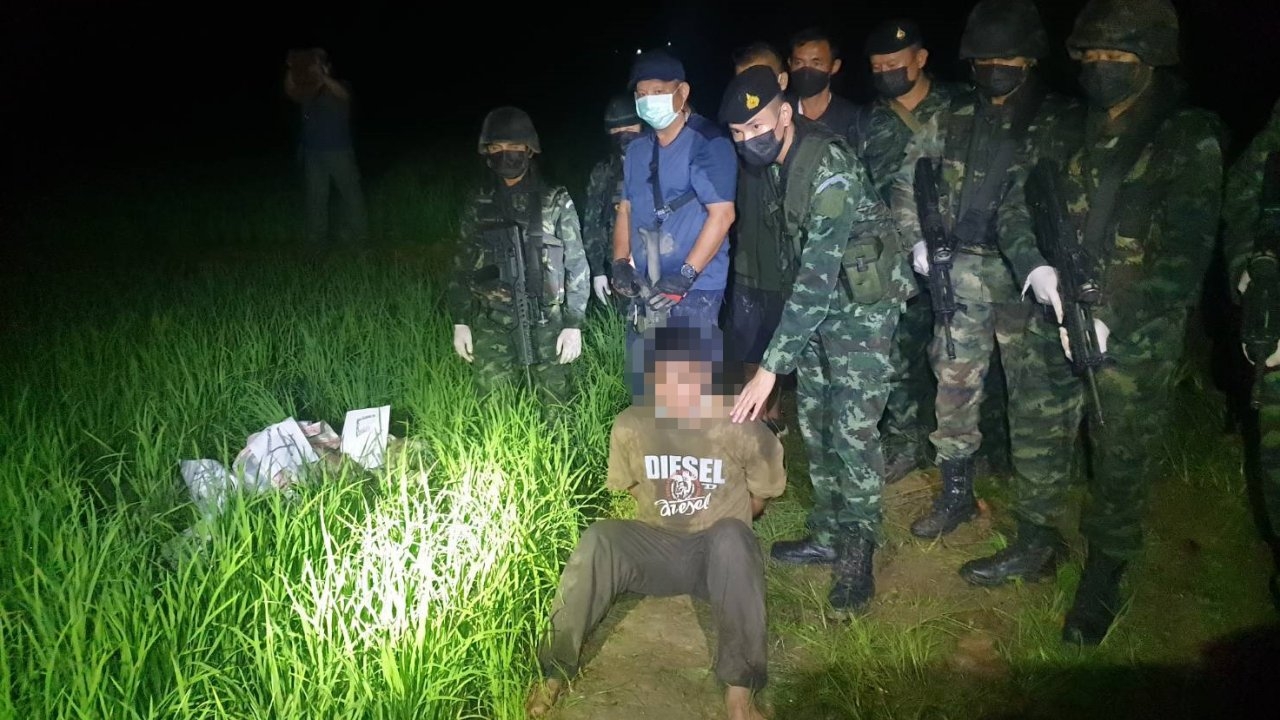 ทหารตำรวจสนธิกำลังจับ หนุ่มแก๊งขนยาที่ อ.ฝาง ยึดยาบ้าเกือบ 5 แสนเม็ด (คลิป)