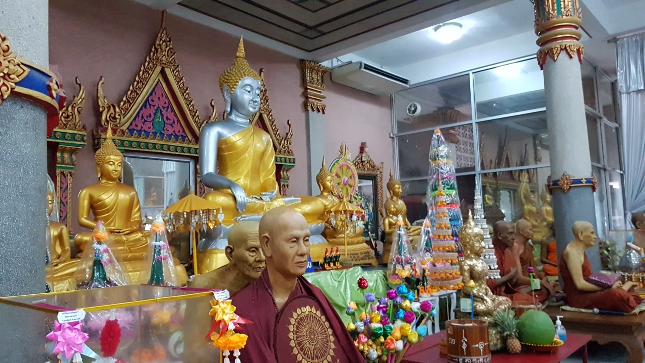 สาวมาขอโชค "พระเงิน พระทอง" ยิ้มหวานเขย่าเซียมซีได้ "เลขเด็ด" งวด 1/9/64