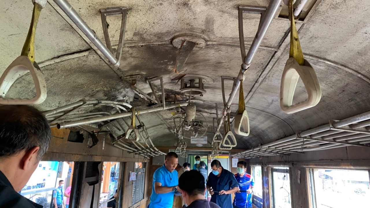 โจรใต้เหิมหนักลอบวางระเบิดแล้วยิงซ้ำขบวนรถไฟขนส่งสินค้า ตูมสนั่นโบกี้