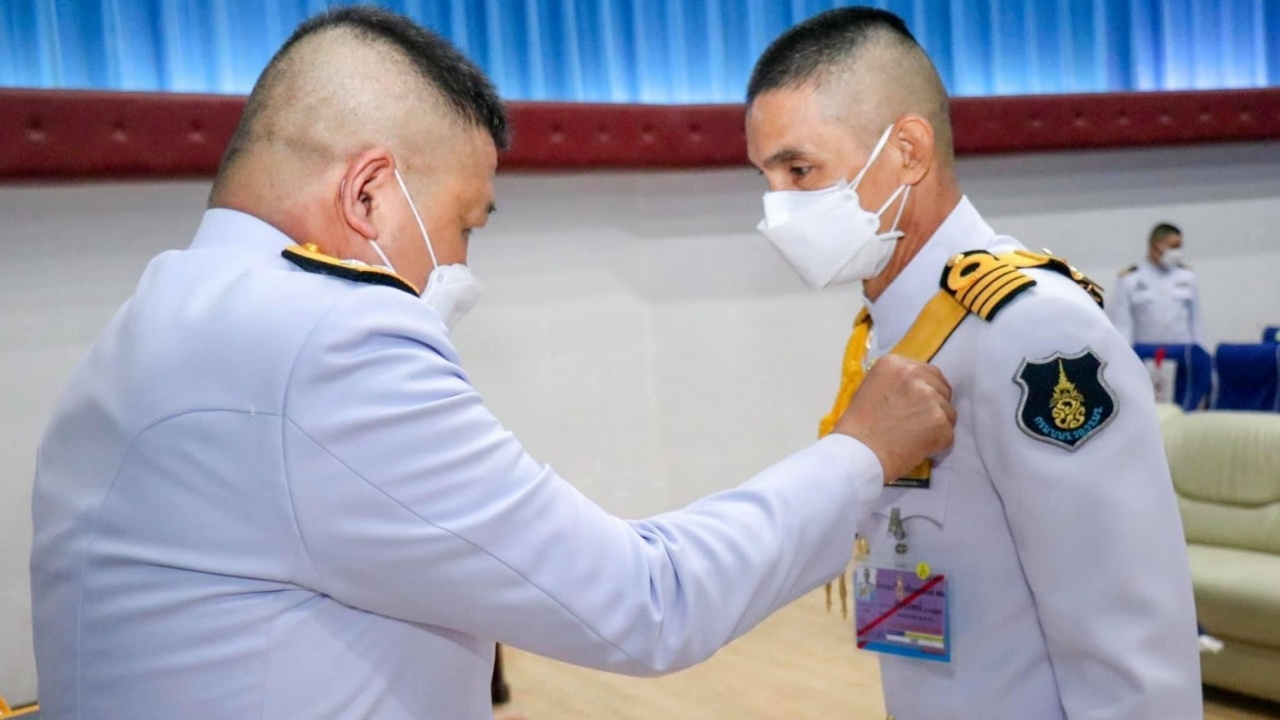 "ทัพเรือ" ประดับเครื่องหมาย รบ 3 มิติให้ 45 นายทหารผ่านหลักสูตร