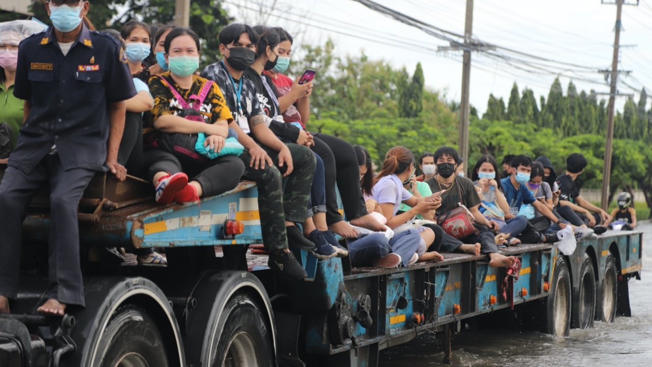 น้ำท่วมหนัก นิคมอุตสาหกรรมบางปู ต้องปิดถนน ใช้รถบรรทุกขนคนงานออก (คลิป)