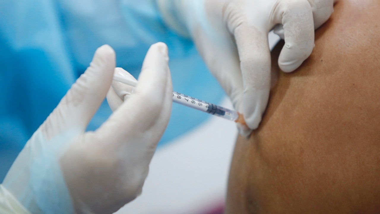 "หมอธีระวัฒน์" ชี้หากต้องฉีดวัคซีนไขว้ ควรเป็นแอสตราฯ ตามด้วยไฟเซอร์-โมเดอร์นา