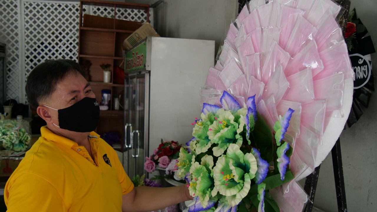 มาแล้ว พวงหรีดรียูสยุคโควิด "แมสก์-มาม่า" เจ้าภาพใช้ต่อได้ (คลิป)