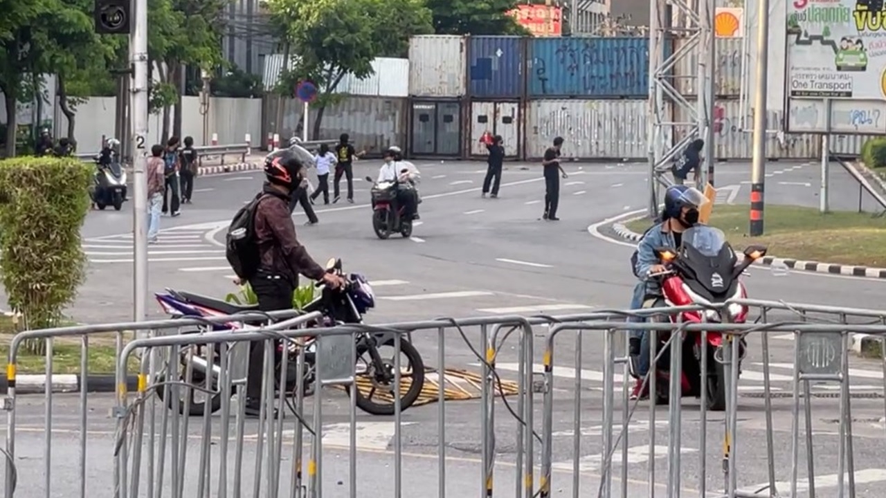 กลุ่มวัยรุ่นรวมตัวที่ดินแดง ปาสิ่งของใส่ตู้คอนเทนเนอร์ เสียงดังต่อเนื่อง