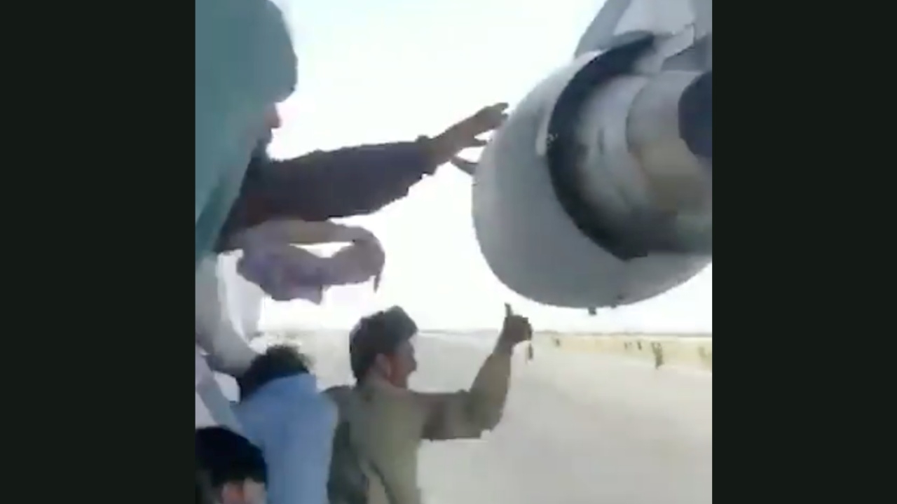 นาทีหนุ่มอัฟกันลี้ภัย เซลฟี่ เกาะเครื่องบินสหรัฐฯ ได้ ก่อนร่วงตก ตาย 3 (คลิป)