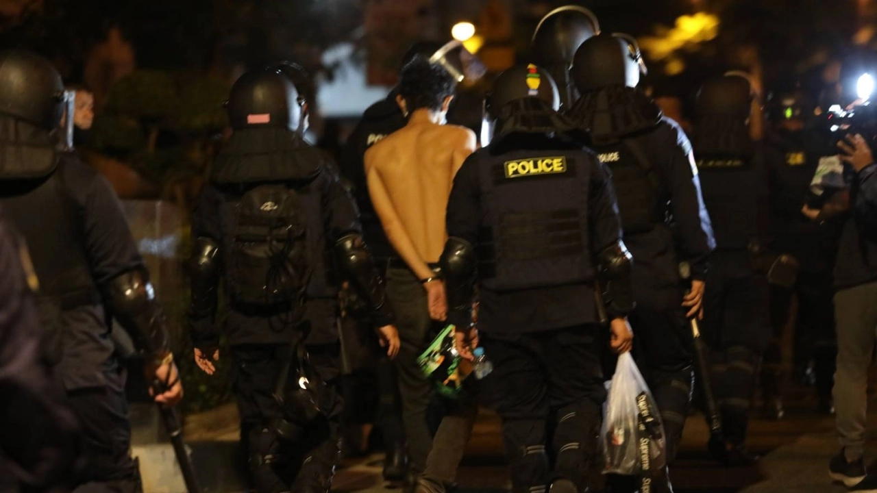 ตำรวจควบคุมฝูงชน จับกุมวัยรุ่นชาย 2 ราย หลังพบนำอาวุธเข้าร่วมชุมนุม