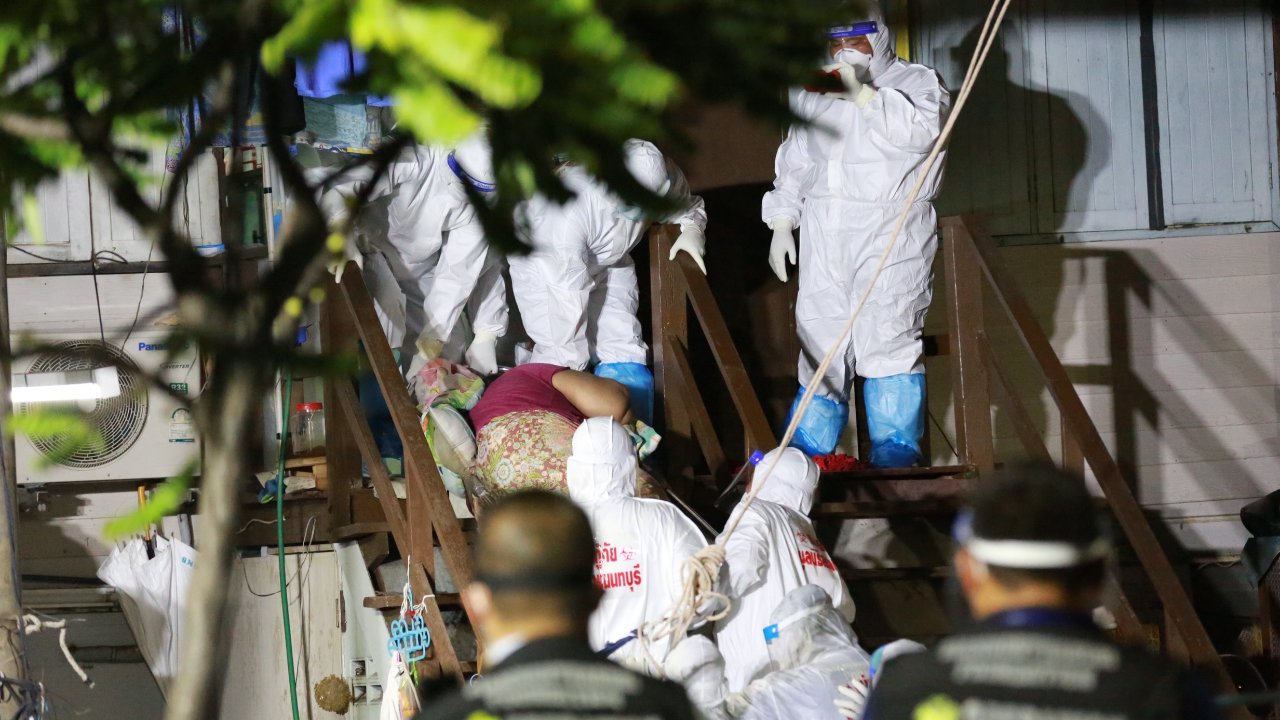 "ป้า" 230 กก.ป่วยโควิด กู้ภัยรุดช่วย "ลูก-หลาน" ติดด้วย-ส่งสถานกักตัว