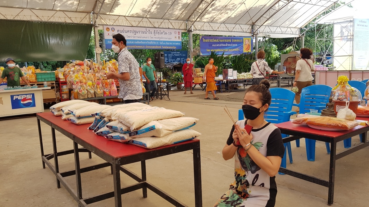 แม่ค้าสาว ขนของมาทำบุญวัดดัง ไม่พลาด "เลขเด็ด" ลุ้นโชค 1/9/64