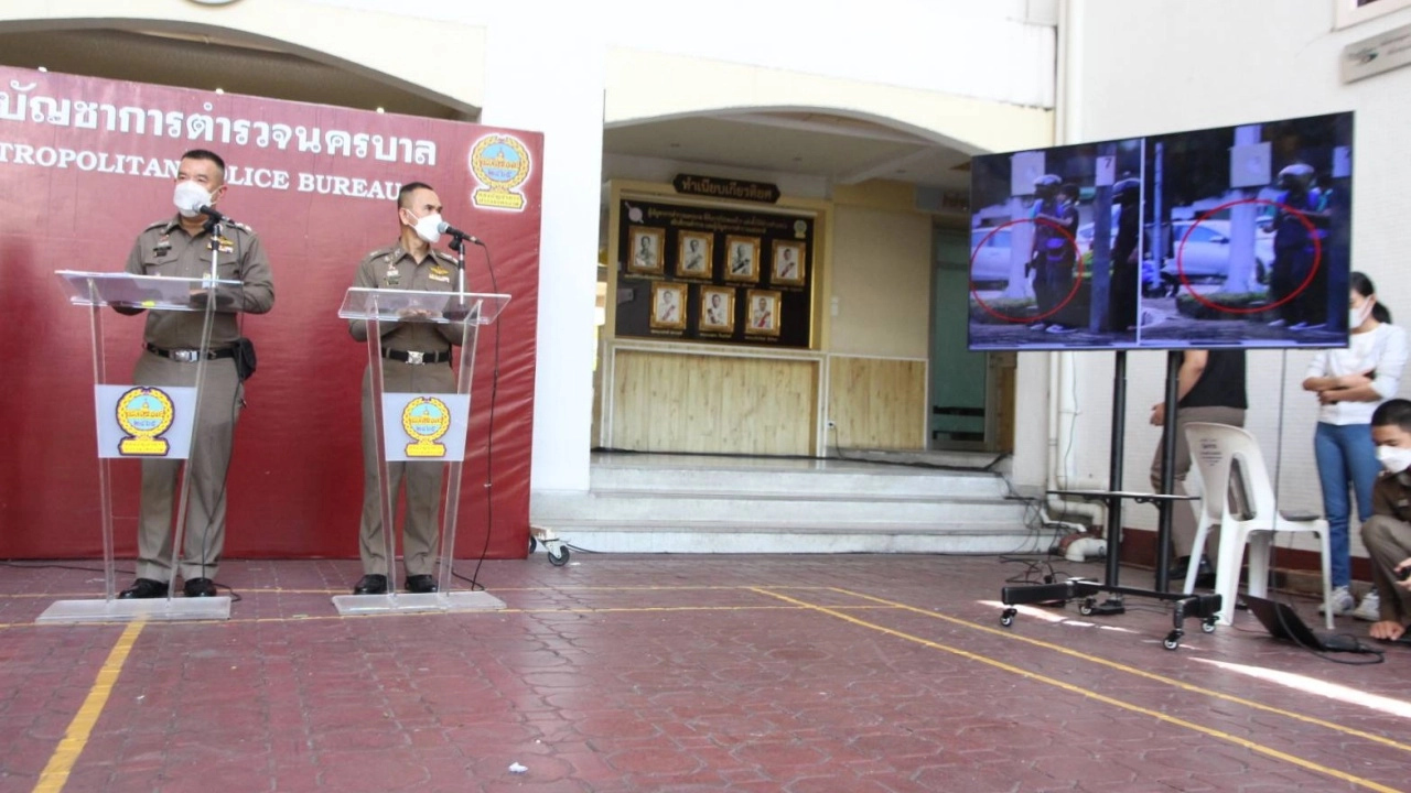 ตร.จับมือวางเพลิงเผาป้อมจราจรใต้ด่วนดินแดง พร้อมตรวจค้น 4 เป้าหมาย