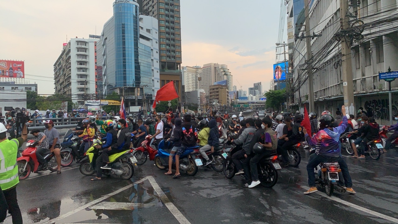 จี้แสดงตัว ชายในชุด คฝ. ยิงกระสุนยางใส่คนขี่จยย.ผ่านแยกดินแดง 