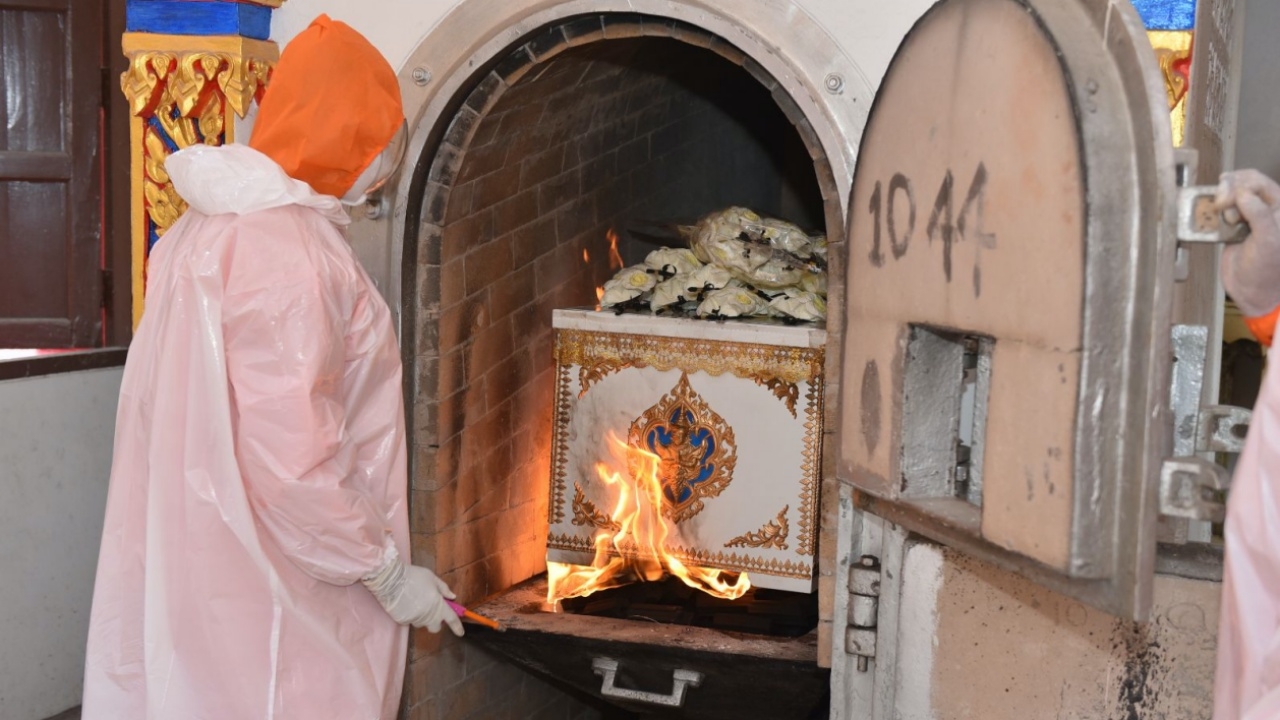 เจ้าคณะอำเภอยังทำหน้าที่สัปเหร่อ สวมชุด PPE เผาศพคุณยายวัย 96 ติดโควิด