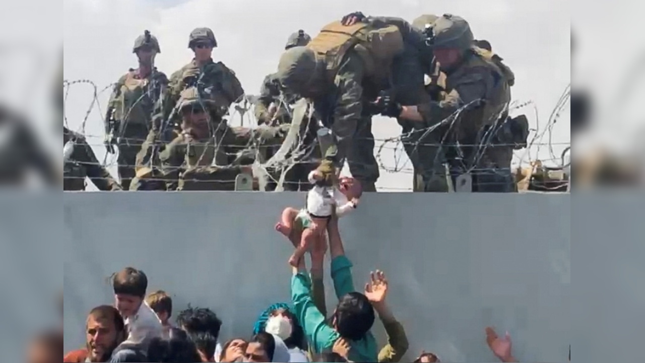 น้ำตาจะไหล ชายอัฟกันส่งลูกให้นาวิกโยธินสหรัฐฯ ข้ามกำแพงสนามบินคาบูล