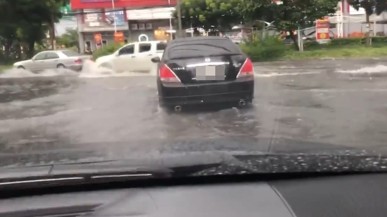 ฝนถล่มหนักแต่เช้า กรุงเทพฯ น้ำท่วมขังหลายพื้นที่ เร่งระบายน้ำ