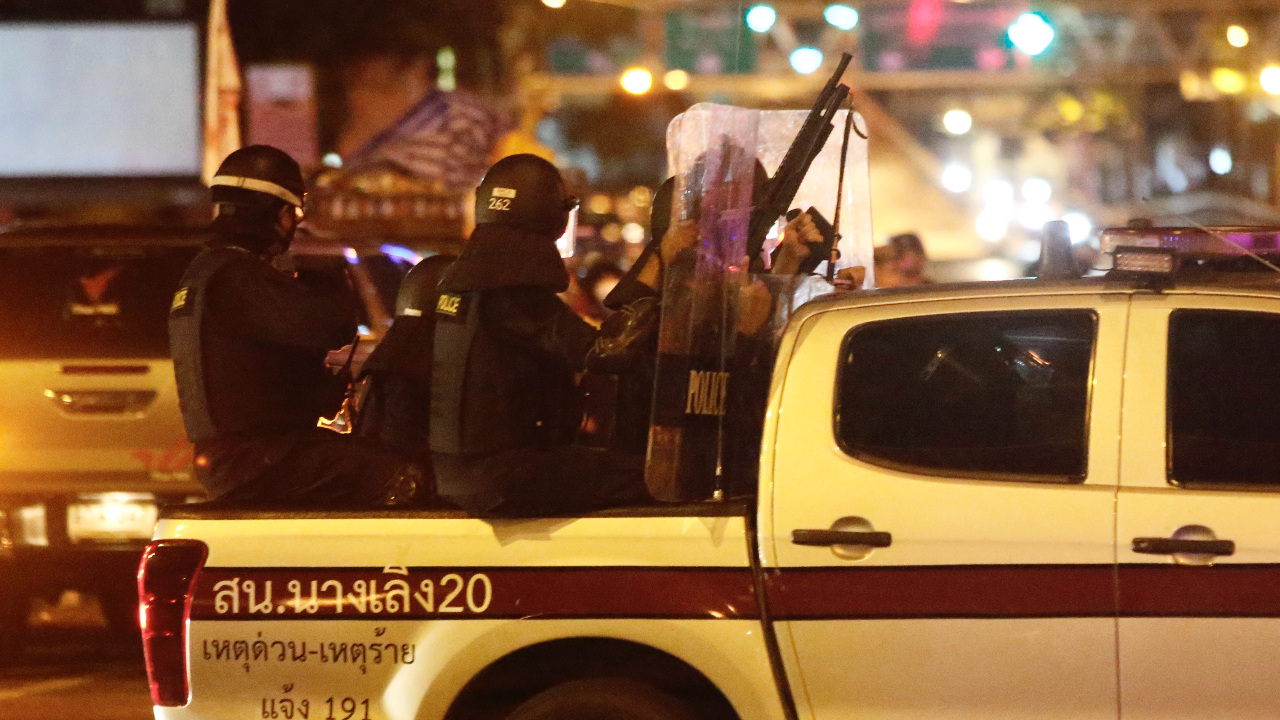 ชุดจู่โจมเข้าเคลียร์พื้นที่แยกสามเหลี่ยมดินแดง ปะทะม็อบเล็กน้อย ก่อนสงบ