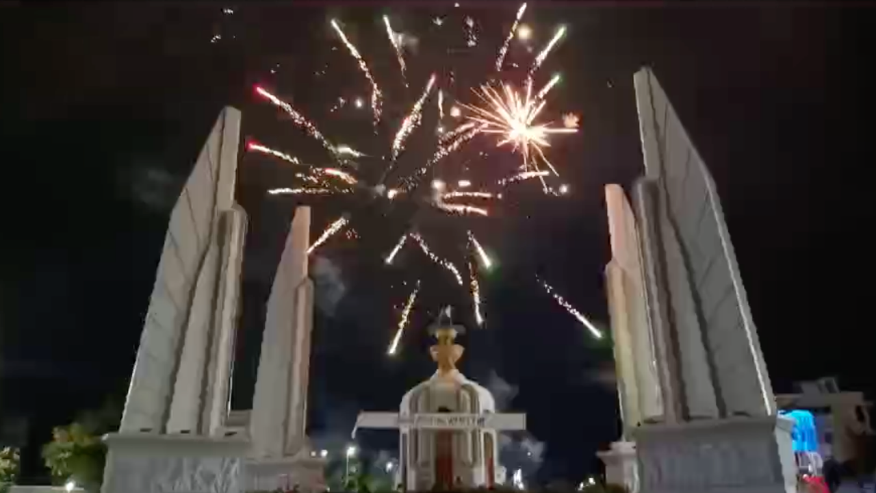 "กลุ่มทะลุฟ้า" ประกาศยุติกิจกรรม "กีฬาสี" ที่อนุสาวรีย์ประชาธิปไตยแล้ว