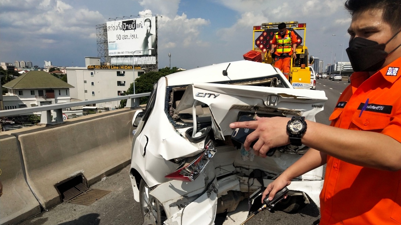 ชนตกทางด่วนศรีรัช เก๋งดับ 1 ศพ พบเบาะแสขน "ยาบ้า" มากับเพื่อนสนิท