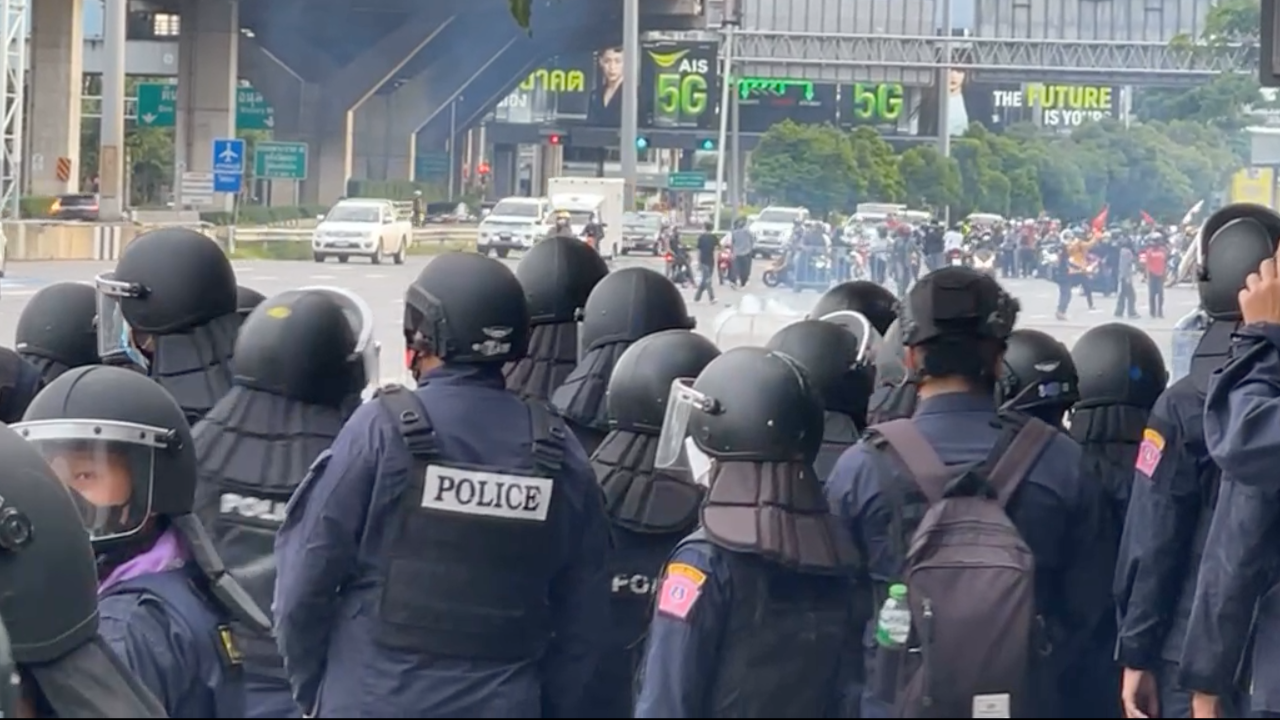 มวลชนทยอยมาแยกดินแดง บางส่วนขว้างปาวัตถุเสียงดัง คฝ.ประกาศขอให้แยกย้าย