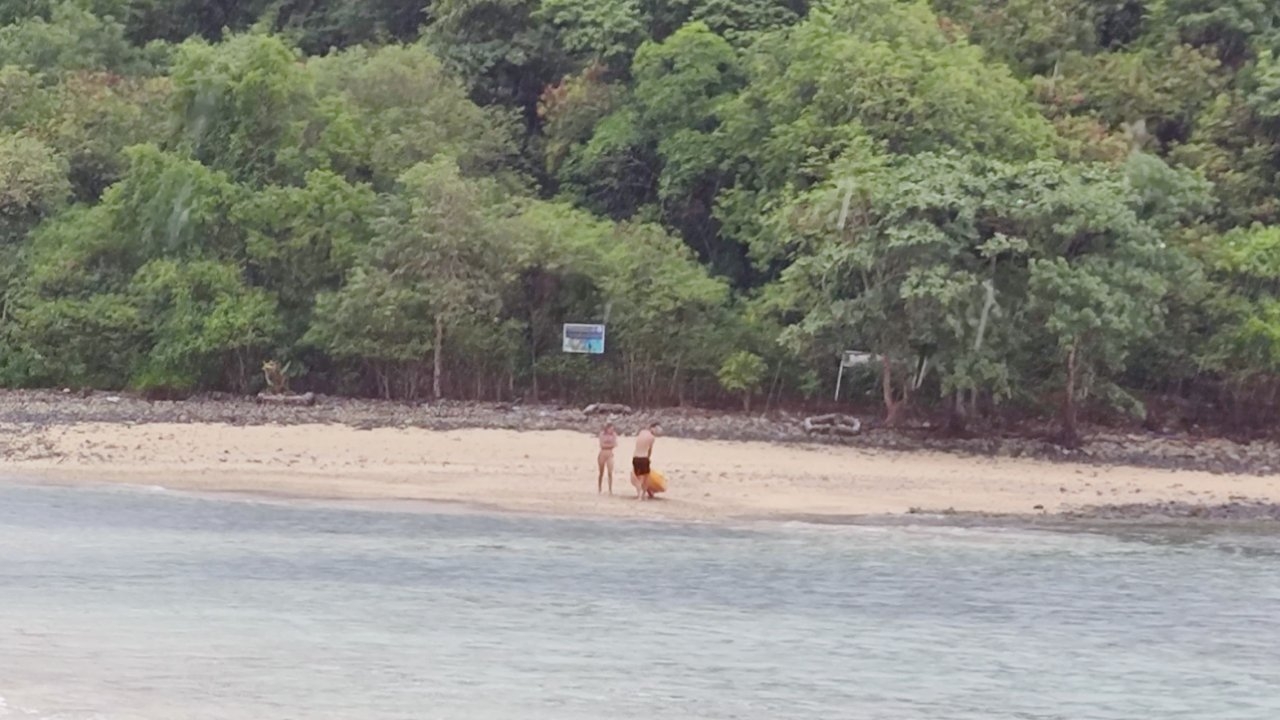 ตร.ท่องเที่ยวภูเก็ตนำเรือช่วย นทท.พายเรือคายัคถูกคลื่นพัดติดเกาะทะนาน