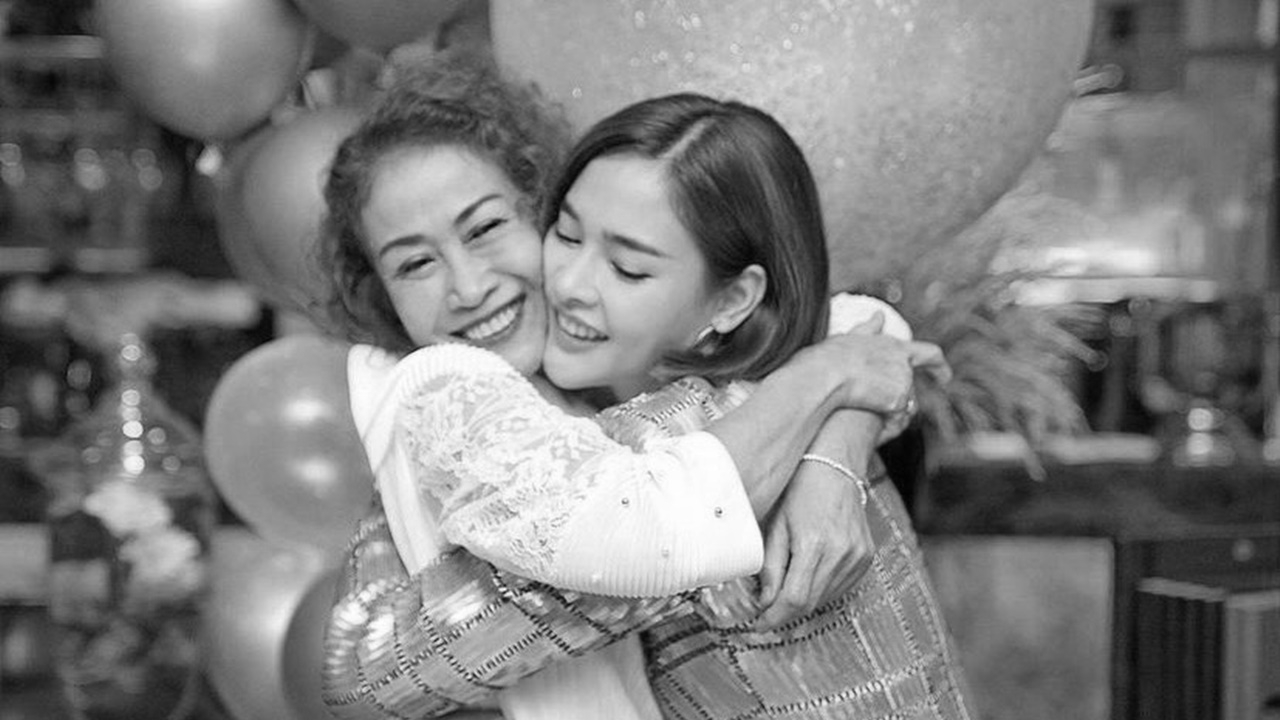 ปุ๊กลุก ฝนทิพย์ เศร้าสูญเสียคุณแม่ หลังรักษาตัวจากอาการเส้นเลือดในสมองแตก