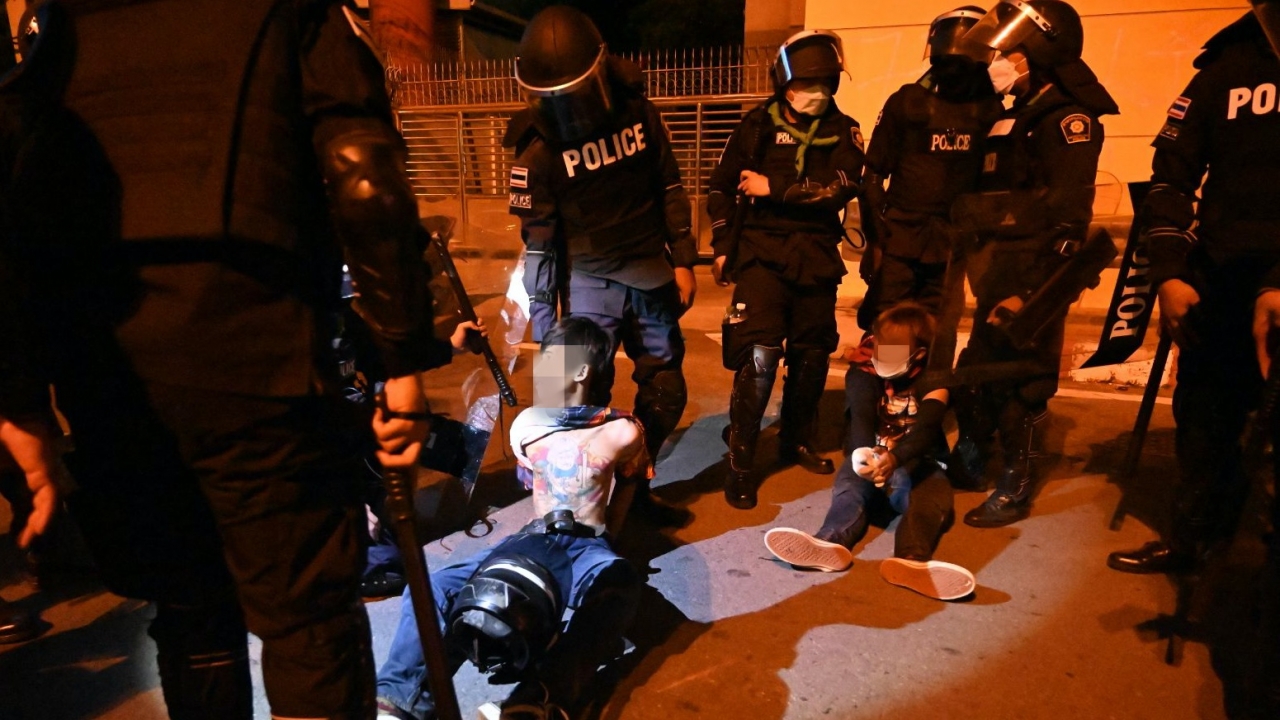 สลายม็อบดินแดง จับวัยรุ่น 7-8 คน ขว้างระเบิดเข้ากลางวงตำรวจ บาดเจ็บ 7