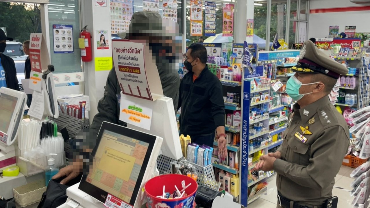 ตร.แม่ออน รวบหนุ่มควงปืนจี้สะดวกซื้อ อ้างเจอพิษโควิดไม่มีเงินกินข้าว