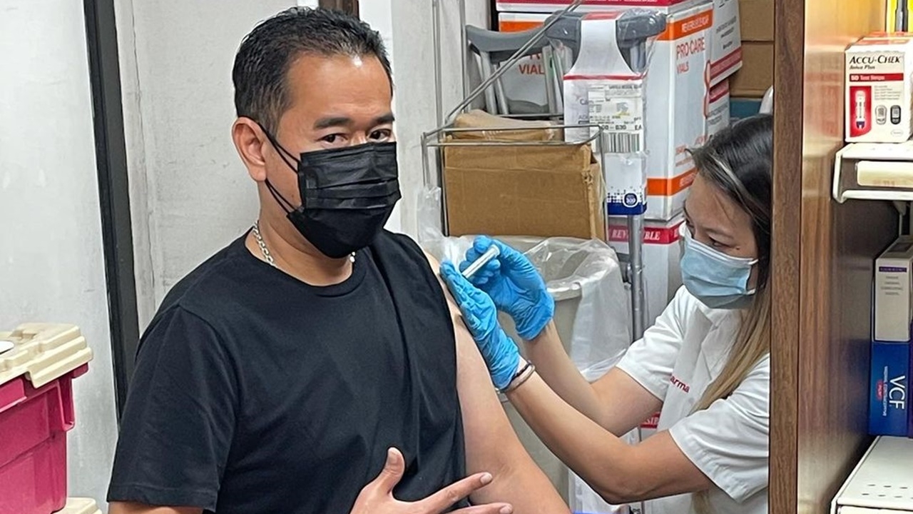 เป๊ก สัณณ์ชัย ฉีดวัคซีนเข็มที่ 5 มาครบทุกยี่ห้อ จะตายมั้ย คอยติดตาม