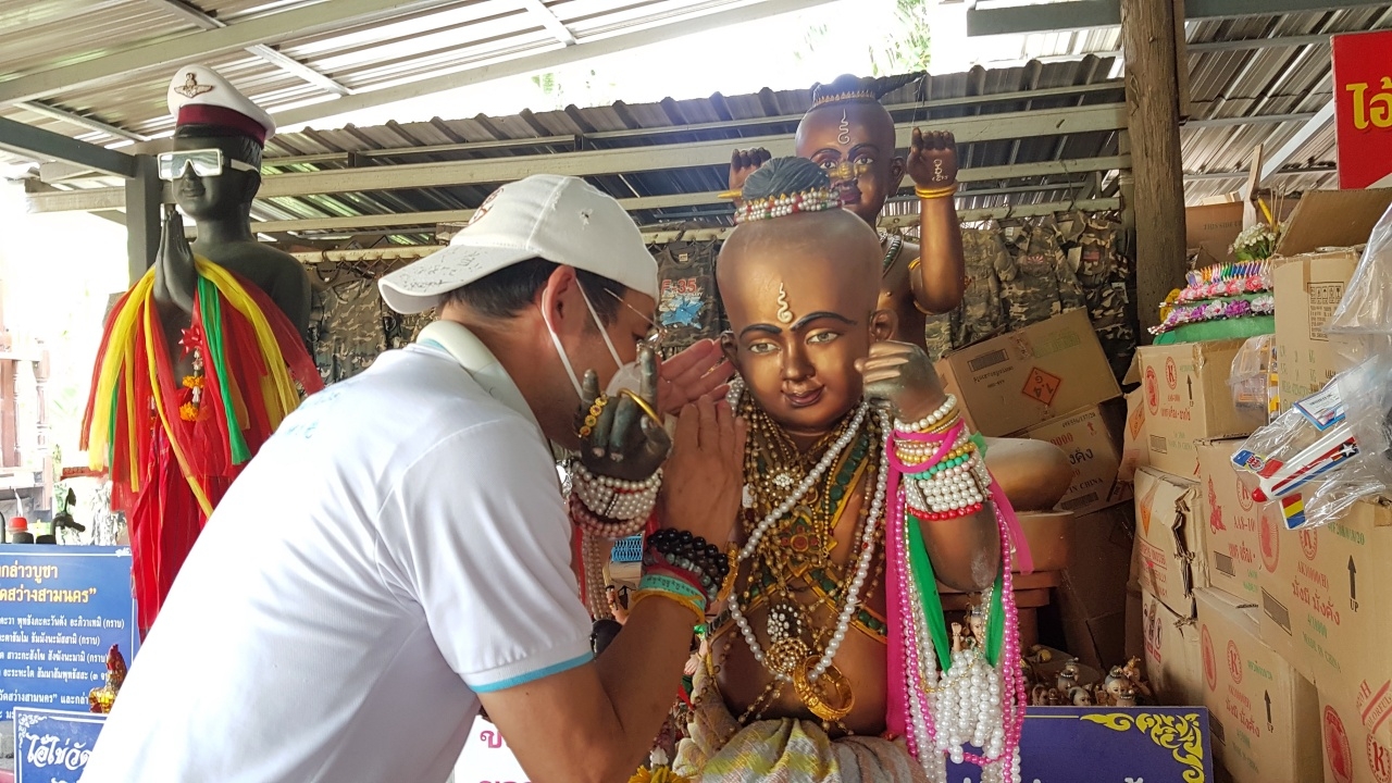 หนุ่มสิงคโปร์เคยถูกรางวัลที่ 1 กลับมาขอพร "กุมารน้องเก้า" ไม่พลาด "เลขเด็ด"