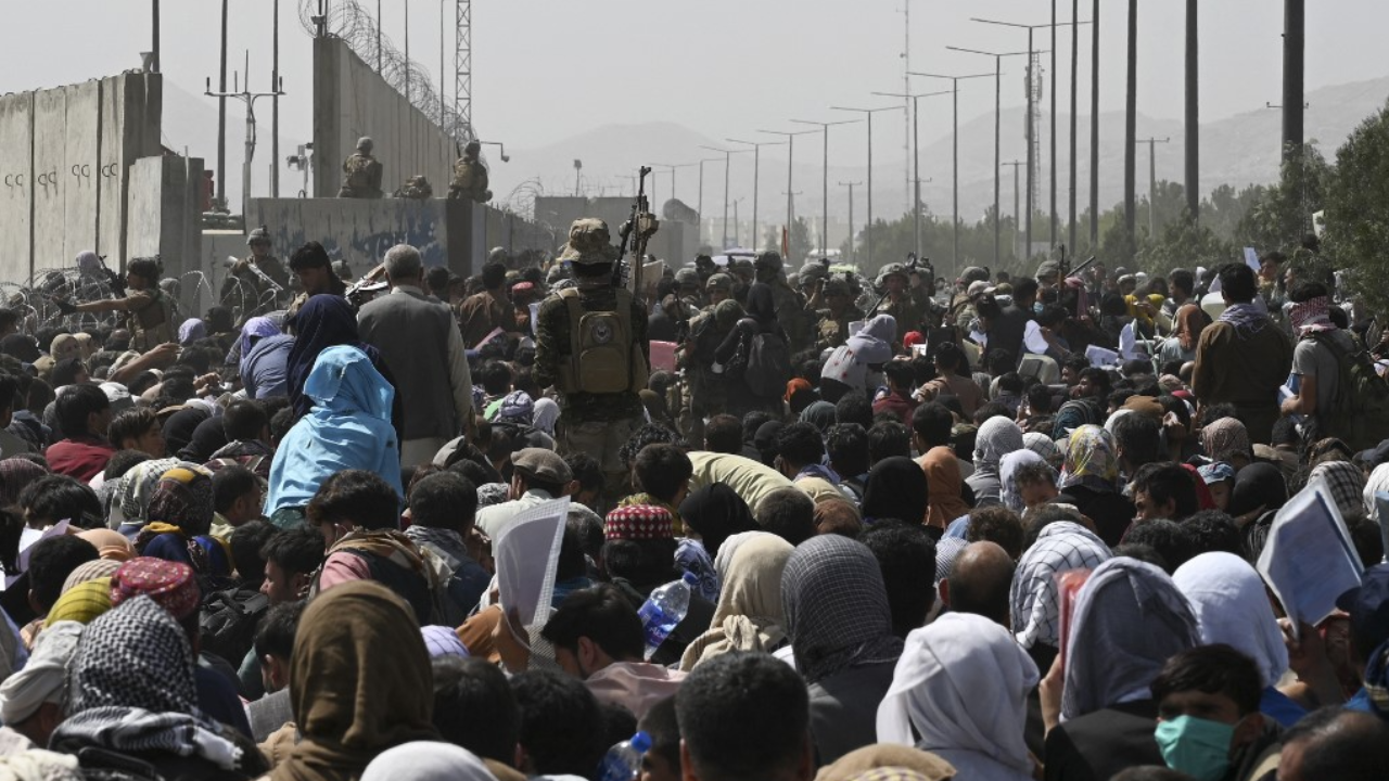 สนามบินคาบูลยังปั่นป่วน คนรออพยพร่วม 2 หมื่น เหยียบกันตายเพิ่ม 7 ศพ