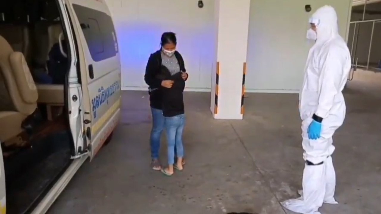 แม่กอดลาส่งลูกชาย 8 ขวบ ไปรักษาโควิดที่ รพ.พิมาย หลังไร้เตียงใน กทม.