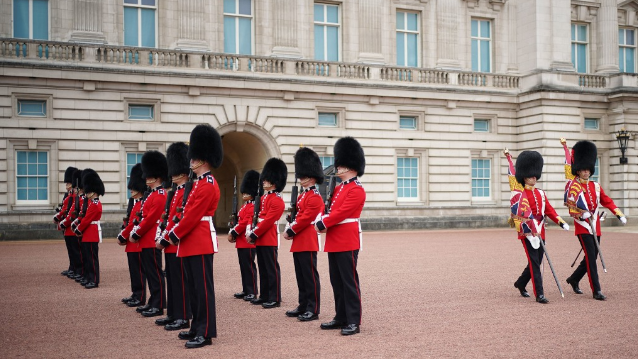 เริ่มแล้ว พิธีเปลี่ยนเวรยามหน้าพระราชวังบักกิงแฮม ครั้งแรกนับตั้งแต่โควิด