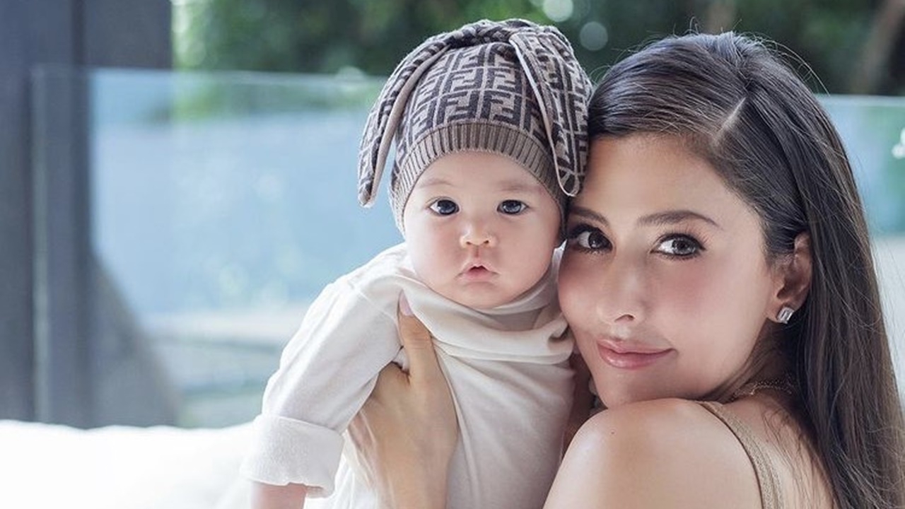 ชาวเน็ตเป็นห่วง ลูกชาย ศรีริต้า 5 เดือนยืนได้แล้ว หวั่นขาโก่ง