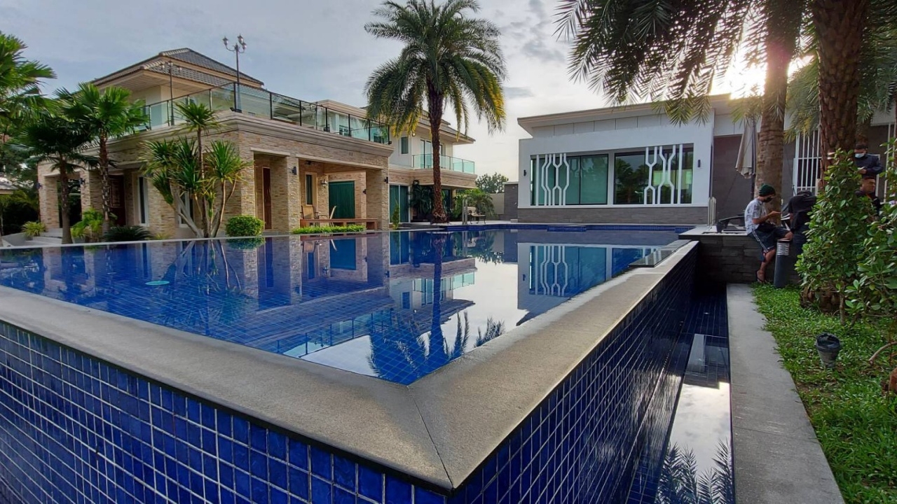 ตามล่ายังไม่เจอ ค้นบ้านหรูผู้กำกับโจ้ ย่านรามอินทรา เร่งแกะรอยวงจรปิด (คลิป)