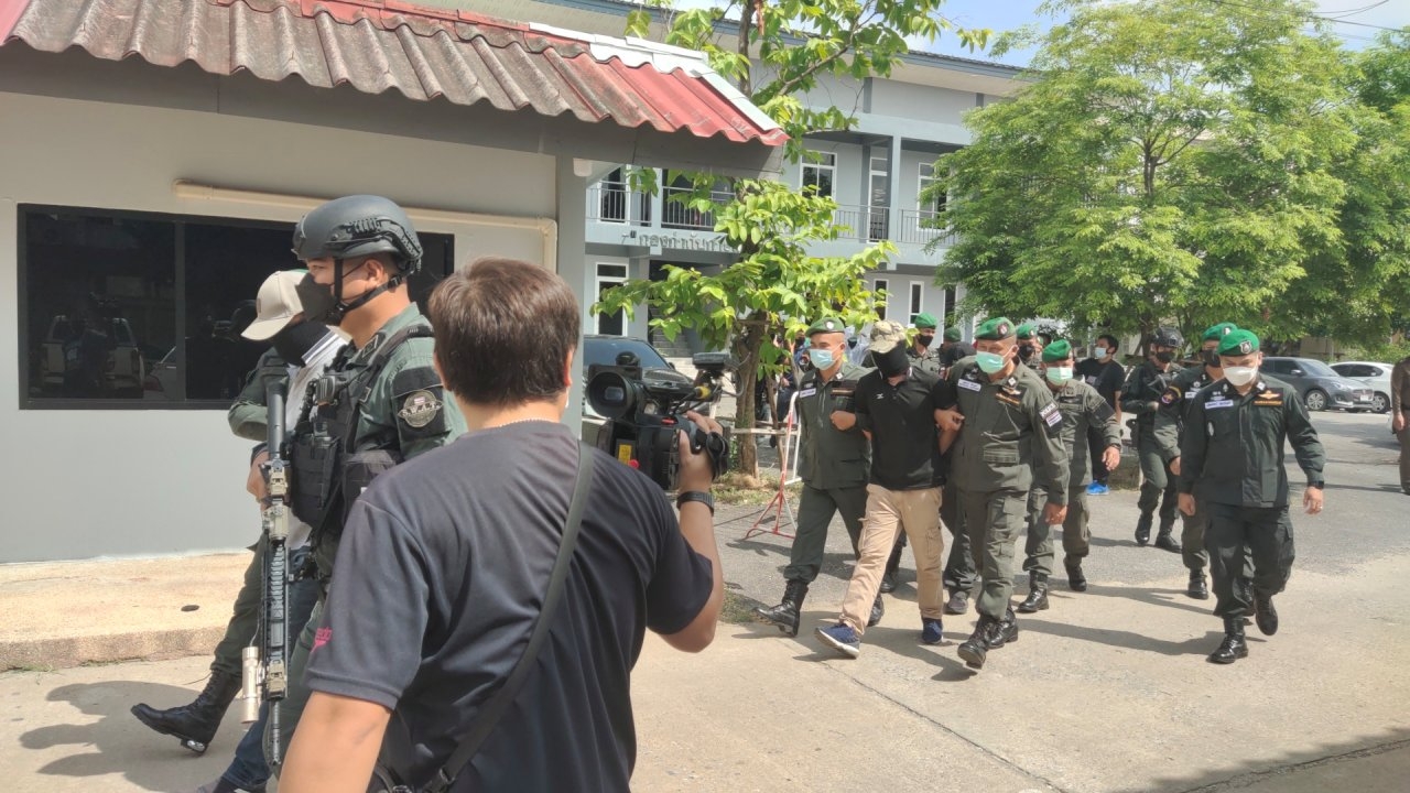 ออกหมายจับ ผกก.โจ้ กับพวกรวม 7 คน ตร.นครสวรรค์คุมตัวได้ 4 เร่งตามอีก 3 (คลิป)