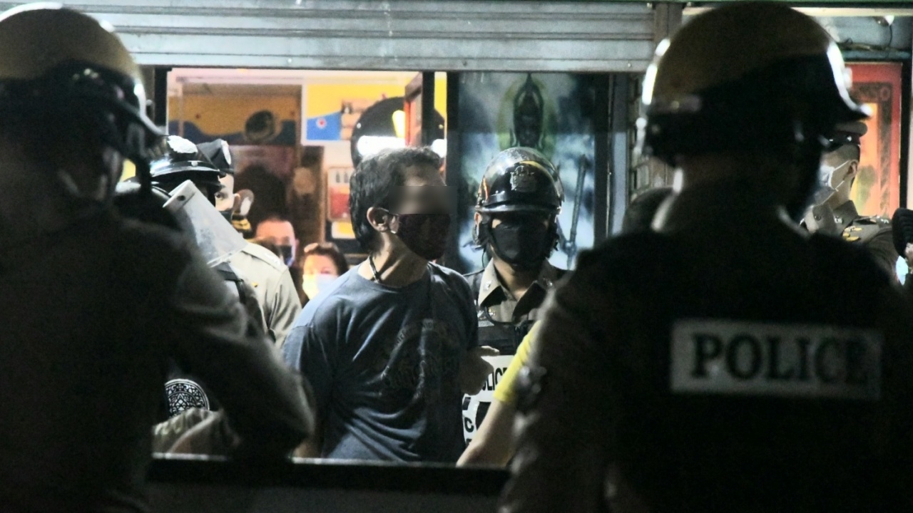 พ่อคลั่งยา ถือมีดจับลูกสาวเป็นตัวประกัน อรินทราชเกลี้ยกล่อม ยอมมอบตัว