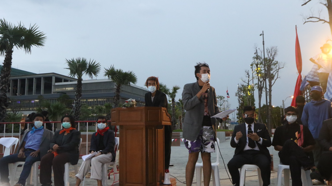 ม็อบข้างสภาปิดการอภิปรายนอกอาคาร ประกาศยุติการชุมนุม ยันไม่เคลื่อนไปจุดอื่น