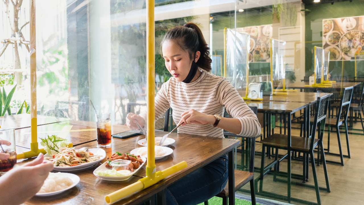 สธ. ชงนั่งทานอาหารในร้าน พนักงาน ลูกค้า ต้องฉีดวัคซีนครบ หรือมีผลตรวจยัน