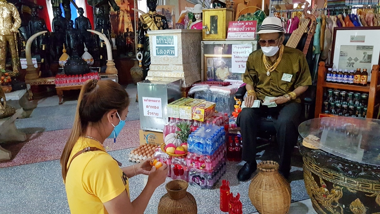 มาแล้ว "เลขเด็ด" อ่างน้ำมนต์ "ตาทอง งิ้วราย" นักลุ้นโชครอจดลุ้นงวด 1/9/64