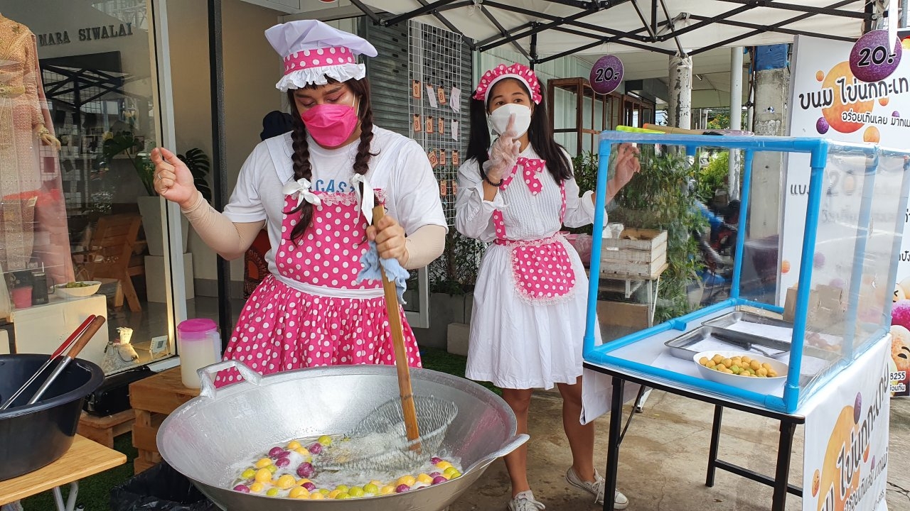 ลีลาพาอร่อยขนมไข่นกกระทา ร้านไข่นกกะเทยที่เมืองชล เต้นไปทอดไปจนขายดีมาก (คลิป)