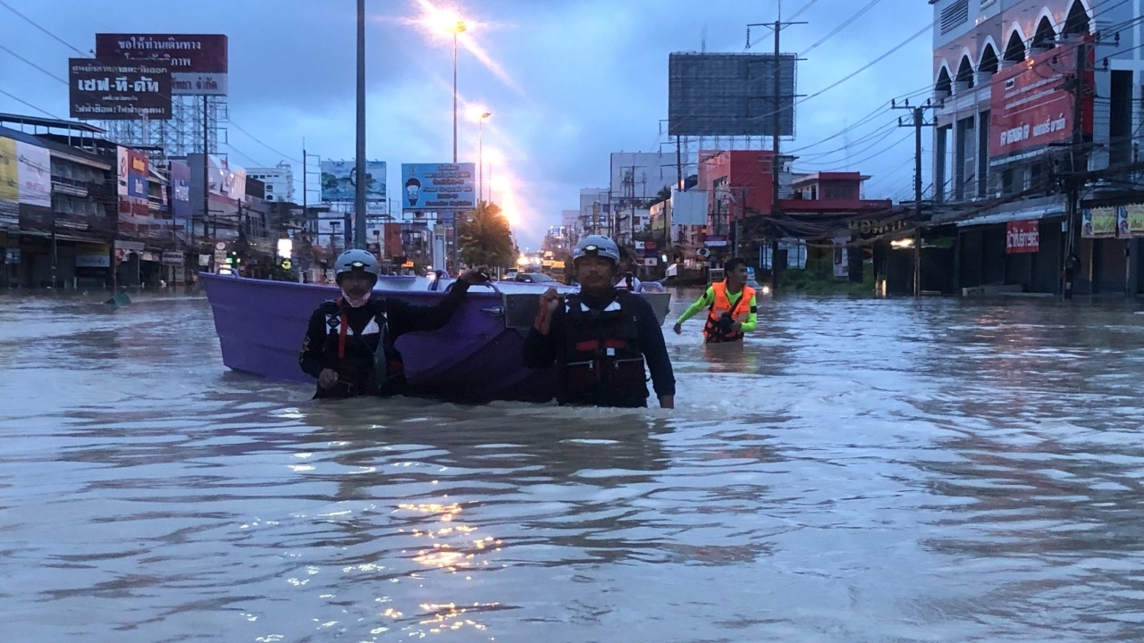 พัทยาอ่วม พายุ "โกนเซิน" ซัดฝนกระหน่ำหนัก ถล่มหลายพื้นที่จมบาดาล