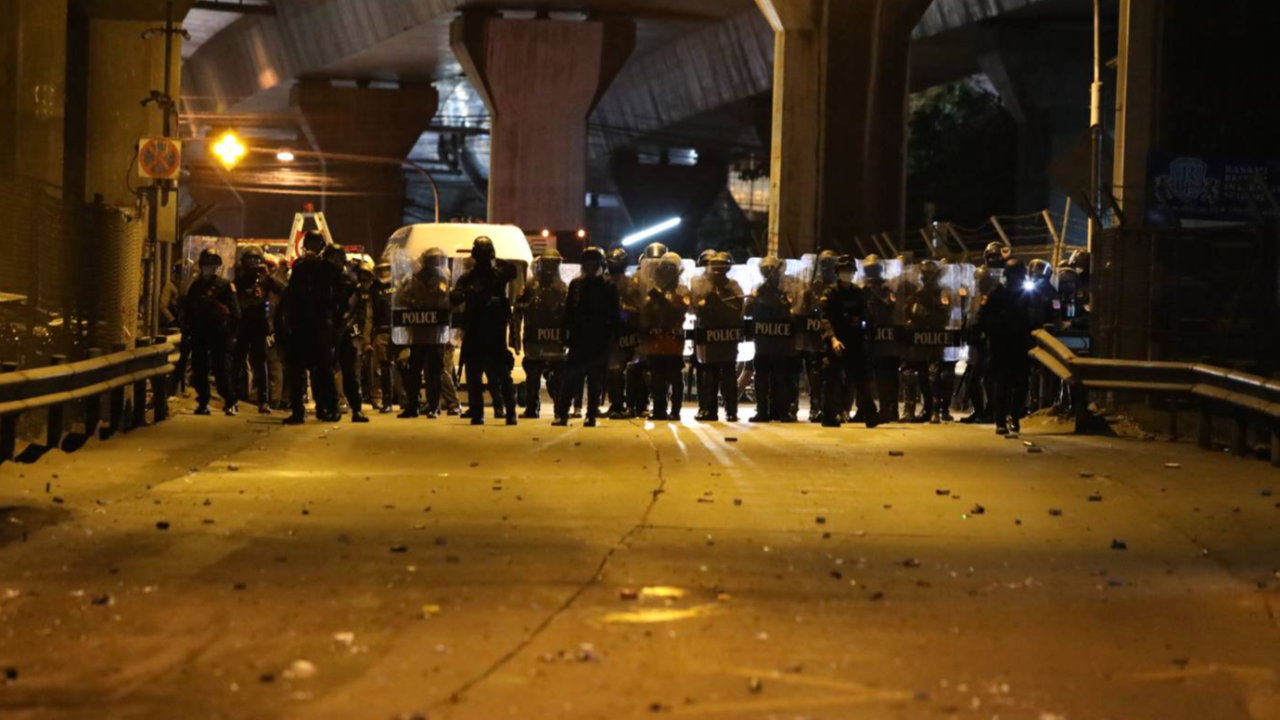 ประมวลภาพ กลุ่มมวลชนปะทะ คฝ. ก่อนวิ่งหลบหลีกแก๊สน้ำตา