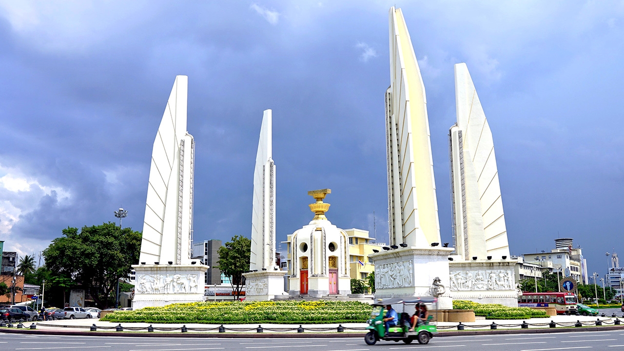 การเมืองผ่านฉลุย