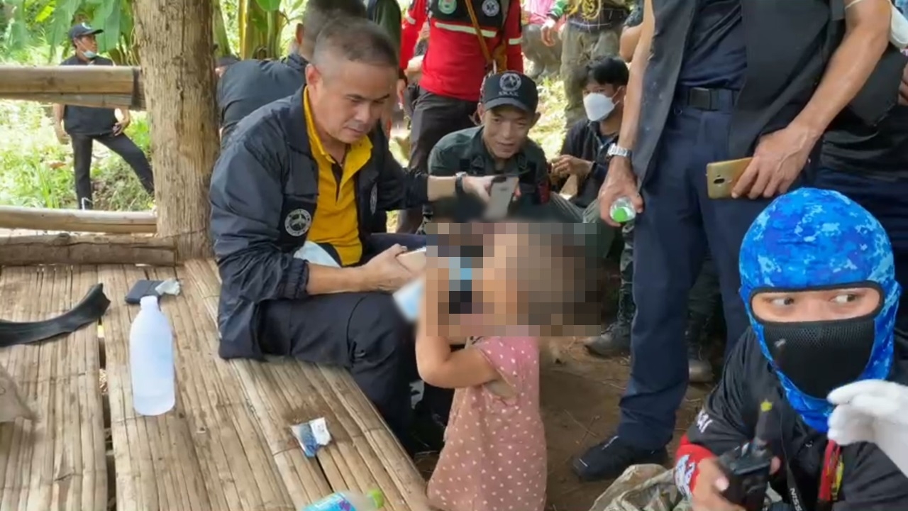 ชาวบ้านเล่านาทีพบ "น้องจีน่า" ในกระท่อมร้าง ตรงตามคำทำนายของหมอผี (คลิป)