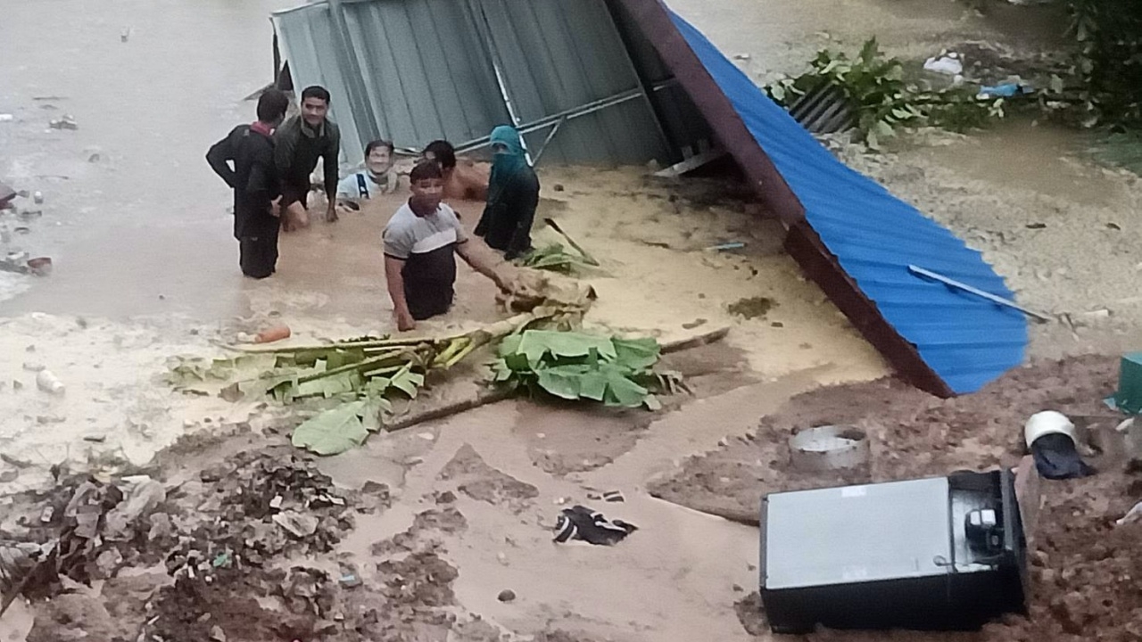 ระทึก ดินสไลด์ บ้านพัง พ่อเฒ่า 79 หล่นลงแม่น้ำยมพร้อมห้องครัว