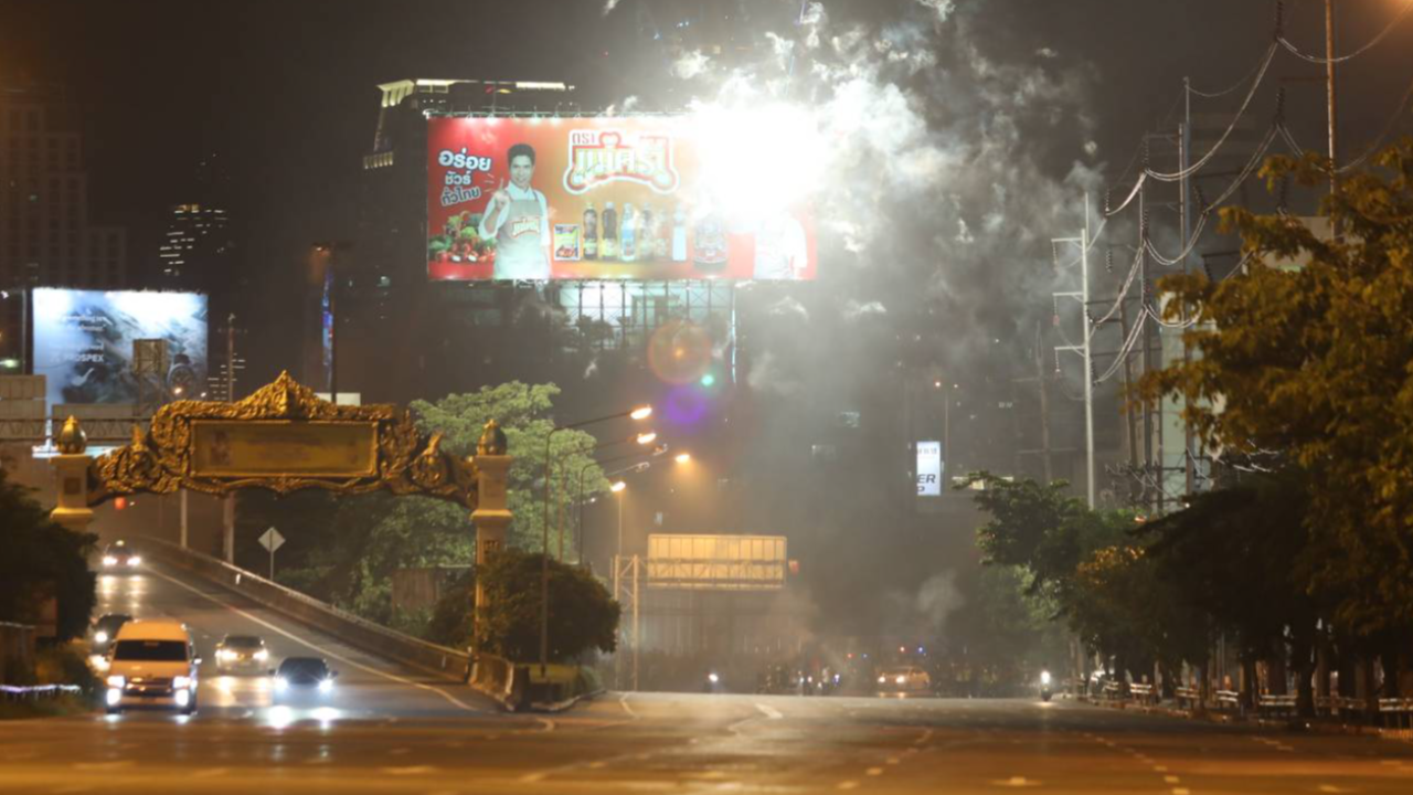 ล่วงเข้า "เคอร์ฟิว" ม็อบยังไม่ยอมถอย ป่วนยิงพลุ ปาประทัด ท้าทายตำรวจ