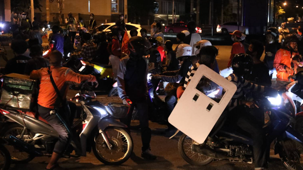 อีกชั่วโมงเคอร์ฟิว มวลชนยังรวมตัว จุดพลุ ประทัด เผายาง ไร้ คฝ.เข้าสลาย