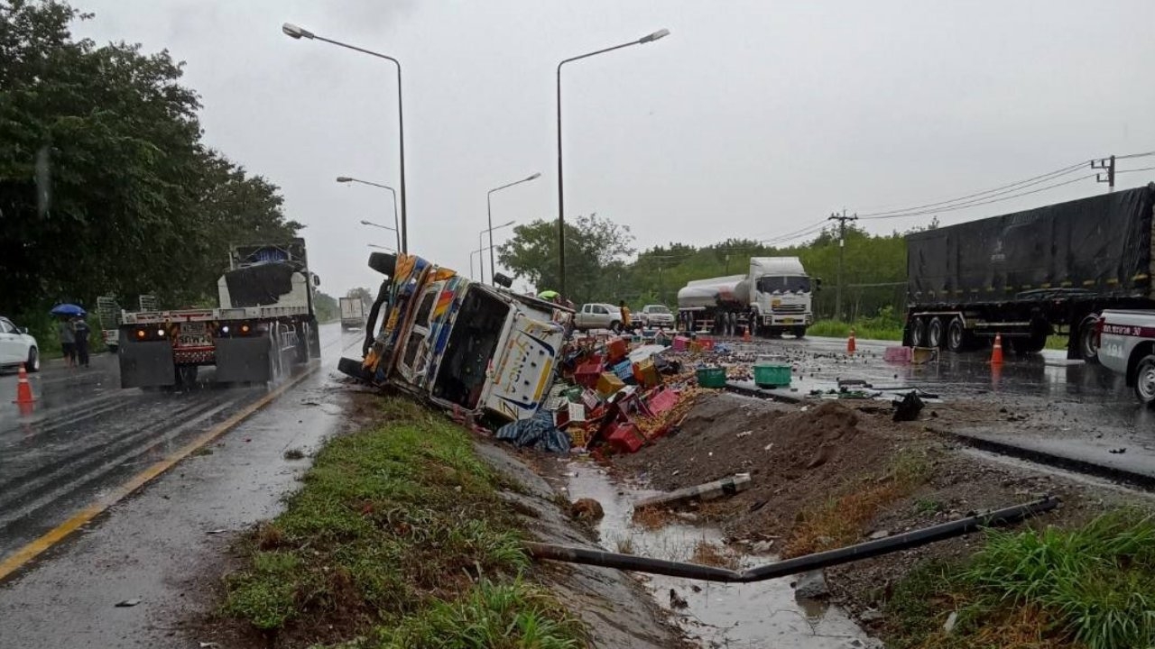 สิบล้อชนกระบะ ผัวเมียดับ 2 คาจุดกลับรถสามแยกบ้านทุ่งไม้ไผ่ที่ชะอวด